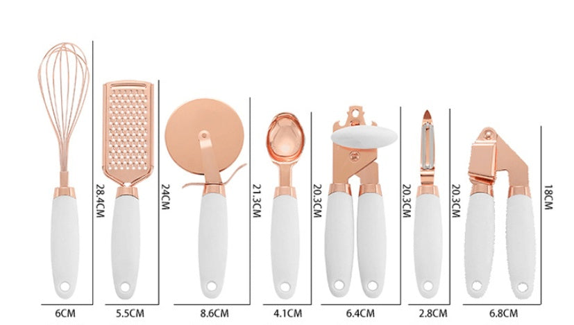 Elegante set di utensili da cucina placcati in rame, robusti e raffinati, perfetti ad ogni stile