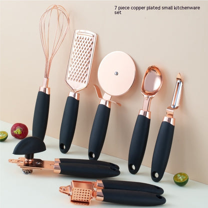 Elegante set di utensili da cucina placcati in rame, robusti e raffinati, perfetti ad ogni stile