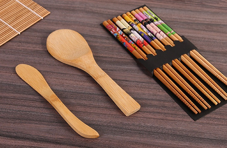 Scopri il nostro Sushi Set in Legno, ideale per portare l'autentica esperienza giapponese a casa tua. Realizzato in legno di alta qualità, include tutto il necessario per preparare e servire sushi con stile, rendendo ogni pasto un'occasione speciale.